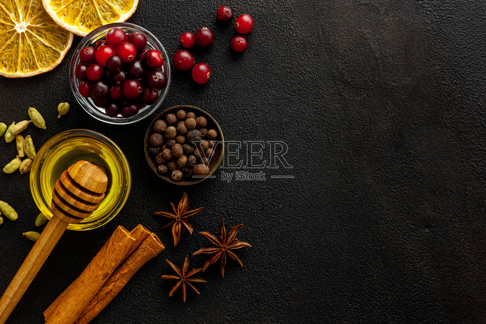 各种香料用于制作热酒。照片摄影图片