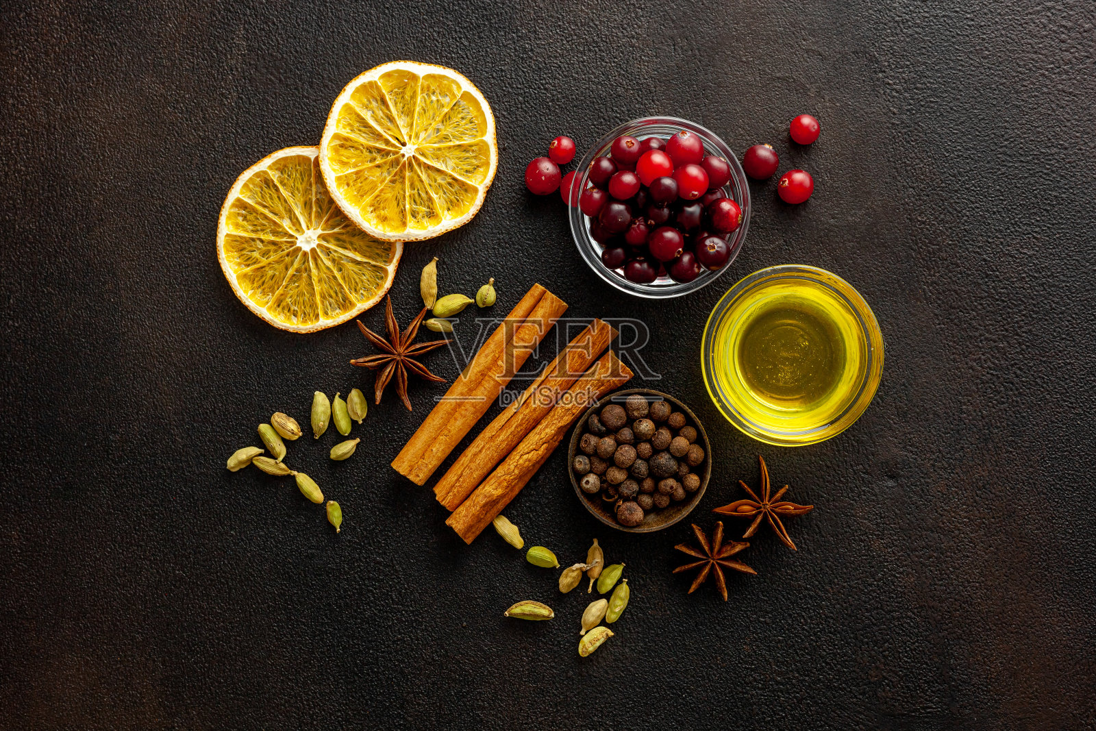 各种香料用于制作热酒。照片摄影图片