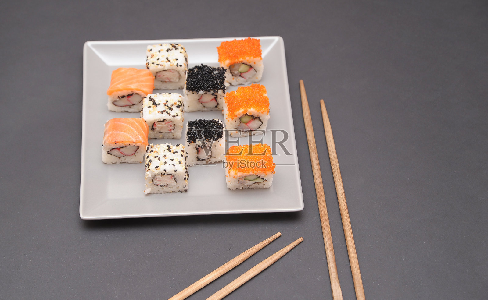 深色背景上的寿司照片摄影图片