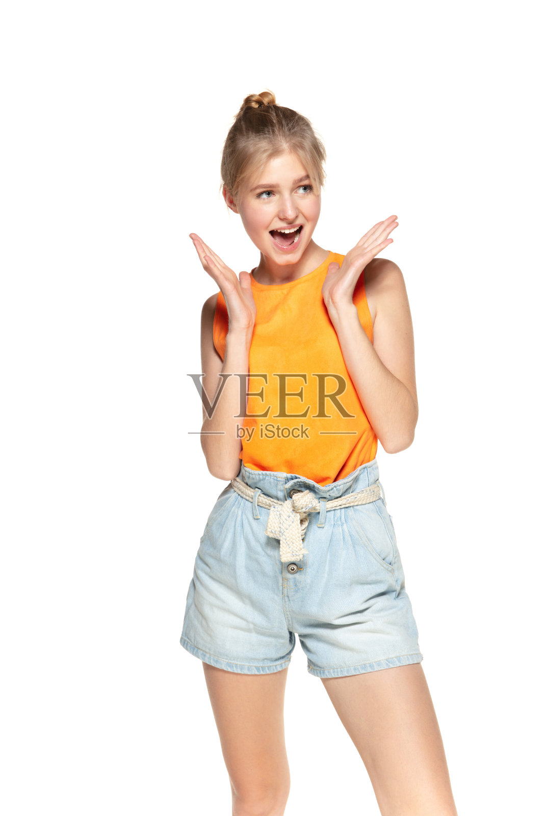 美丽和幸福的模型在休闲明亮的穿着孤立的白色背景。照片摄影图片