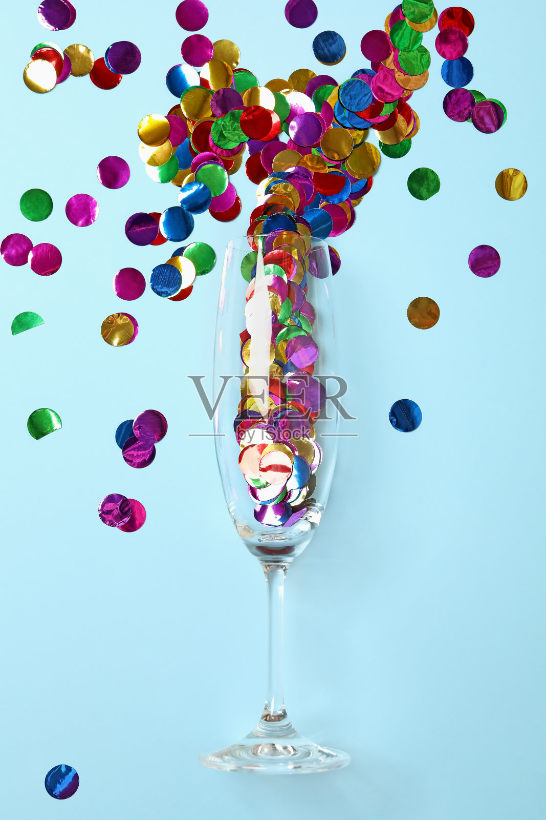 蓝色背景上闪着光的香槟酒杯照片摄影图片