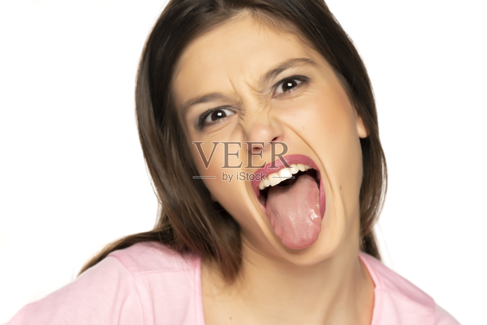 一个吐着舌头的有趣年轻女人的肖像照片摄影图片