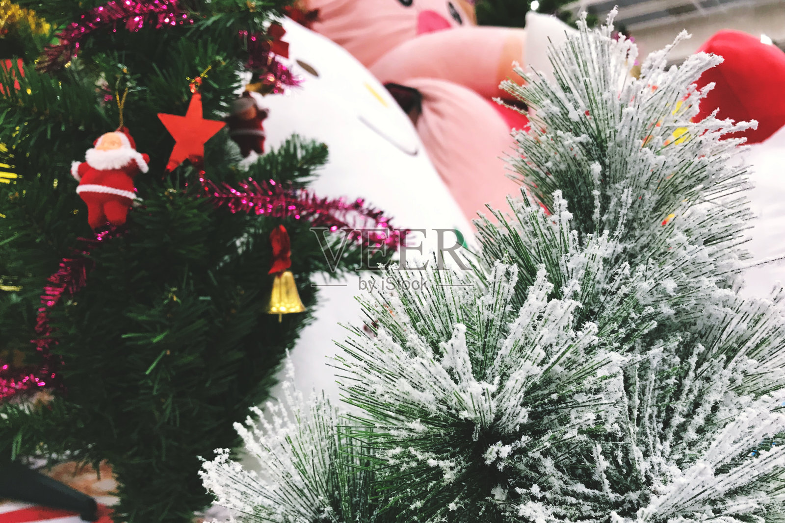 圣诞装饰树的特写,圣诞老人照片摄影图片