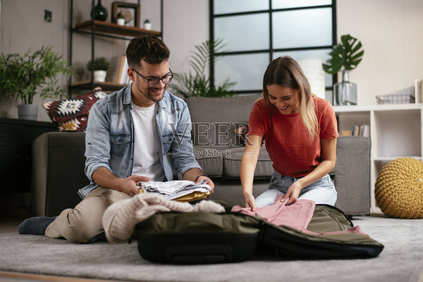 男朋友和女朋友在为旅行做准备照片摄影图片