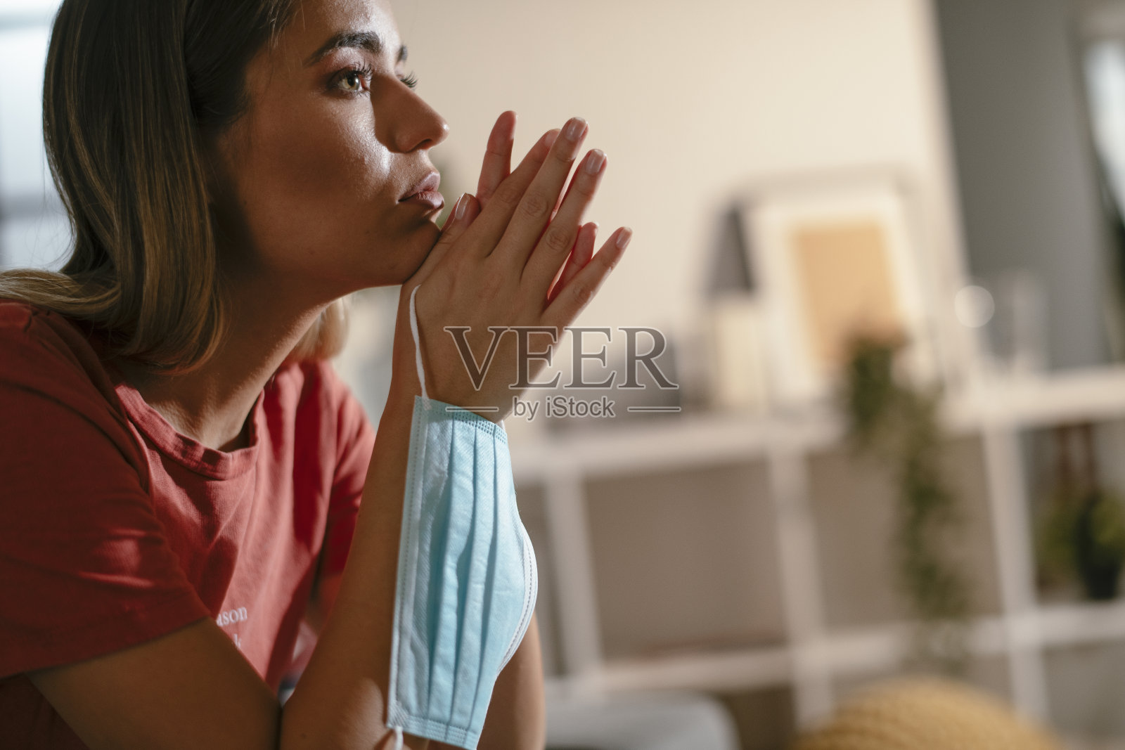 等待化验结果的年轻女人照片摄影图片