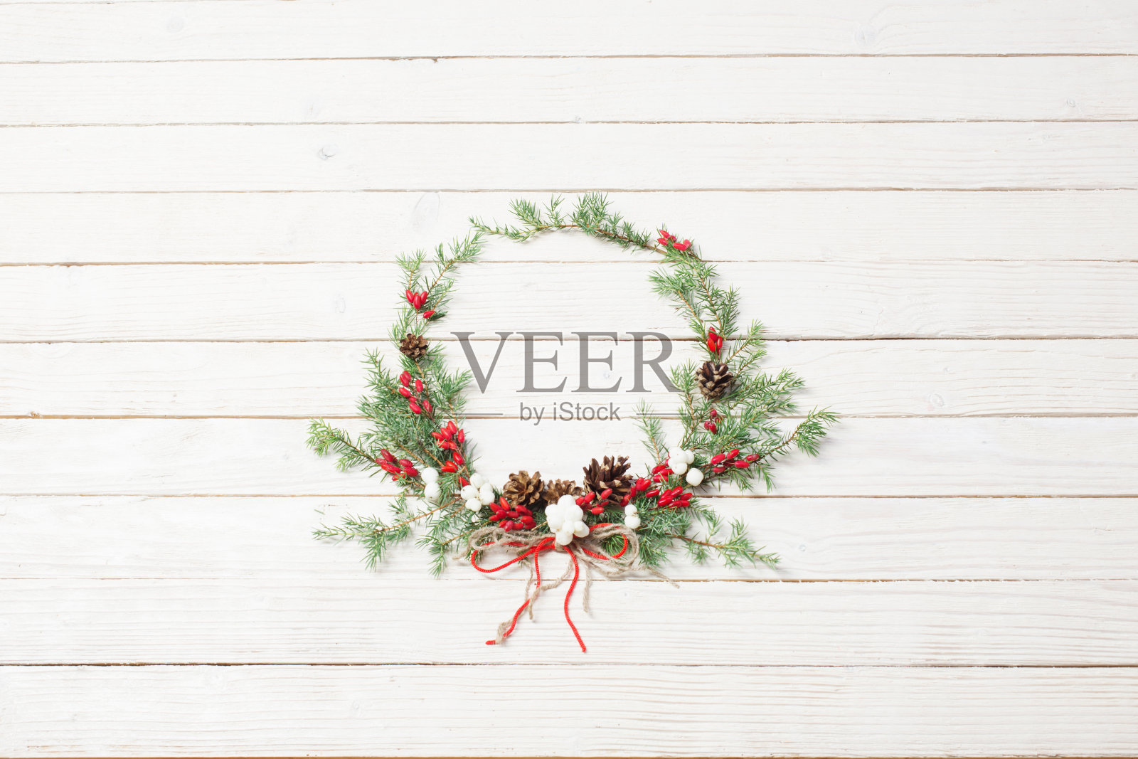 圣诞花环在白色的木制背景照片摄影图片