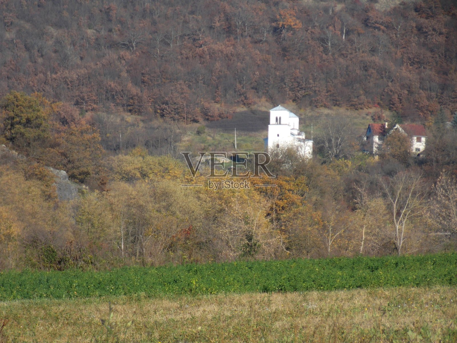 一座古老的白色小教堂照片摄影图片