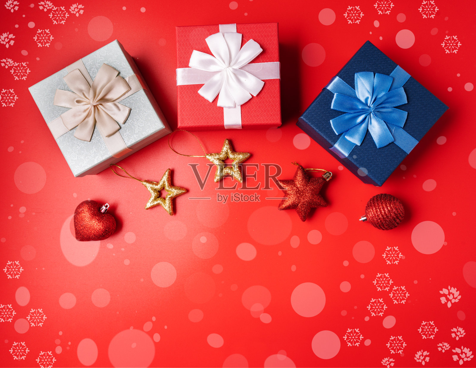 以红色为背景的礼盒装饰圣诞和新年。照片摄影图片