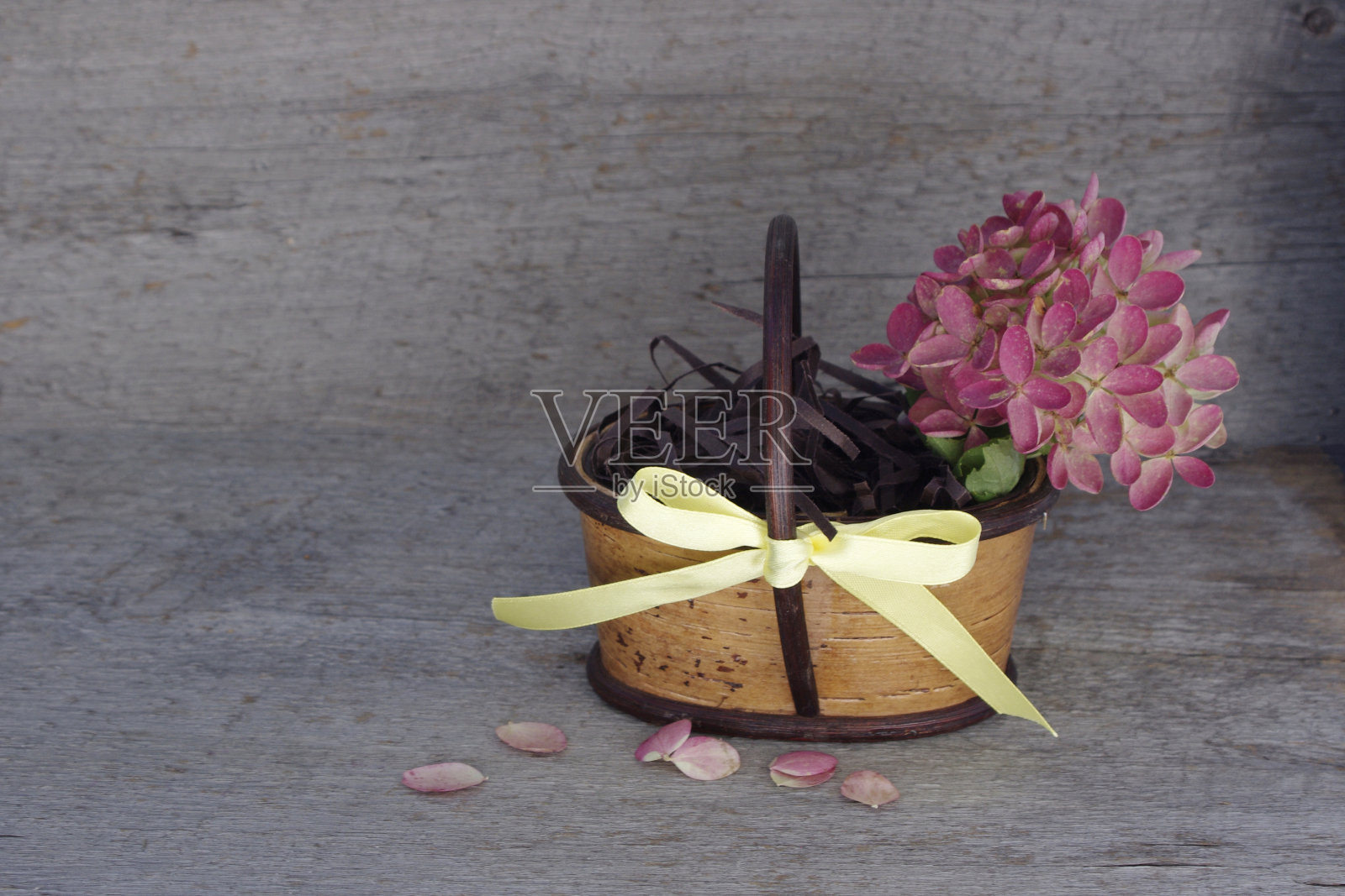 淡粉色的花盛开在木材背景与复制空间照片摄影图片