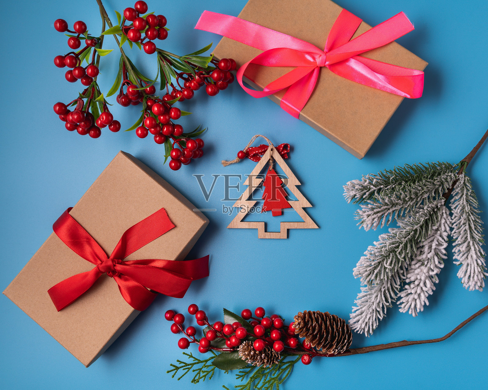 蓝色背景上的圣诞和新年装饰照片摄影图片