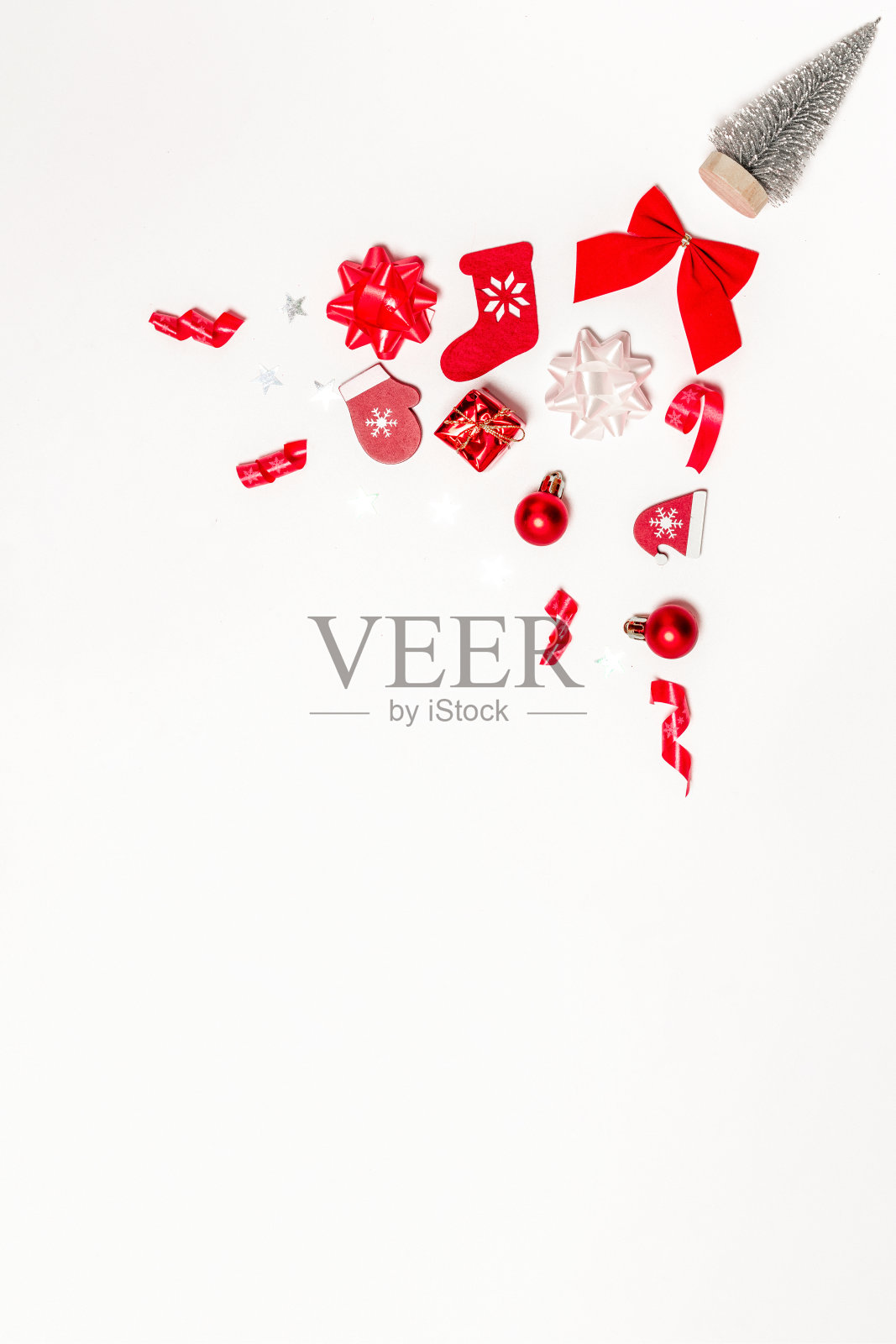 冬天假日的背景。圣诞袜,礼物,冬天的树,丝带和蝴蝶结在白色的背景为贺卡的圣诞作文。平铺,俯视图,拷贝空间。照片摄影图片