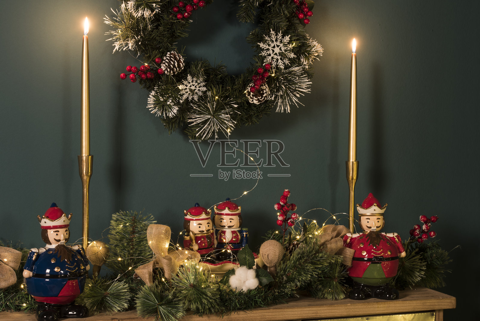 圣诞节期间用灯装饰的装饰品照片摄影图片