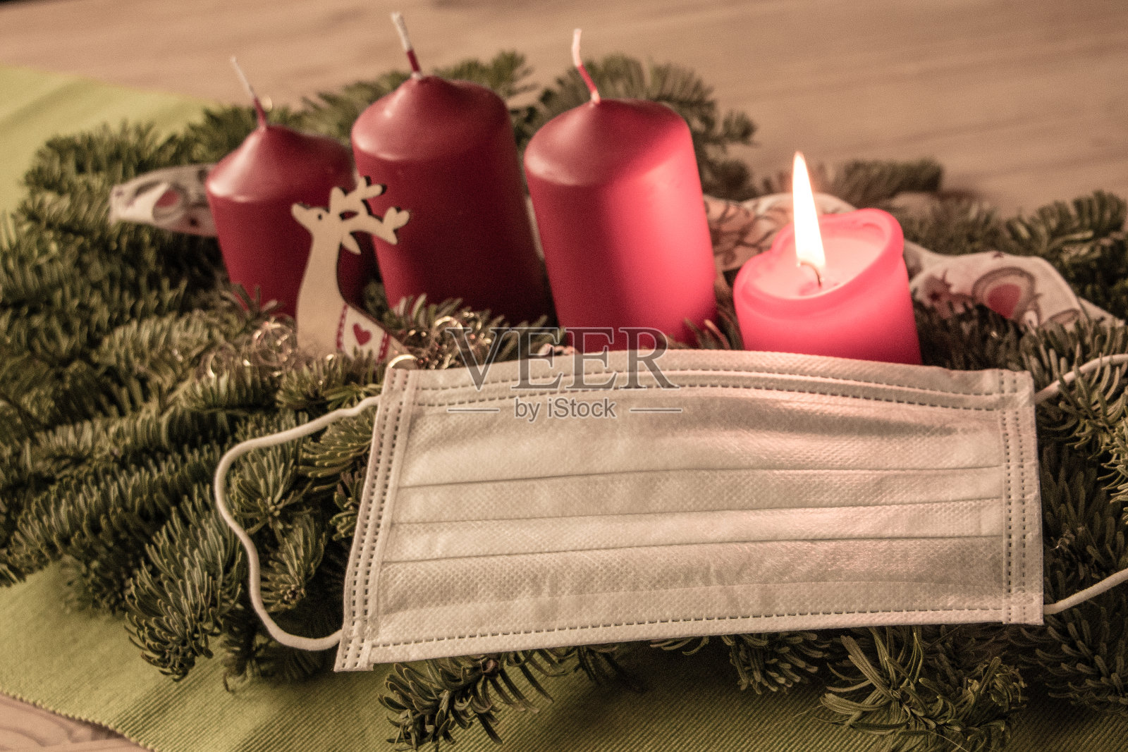 圣诞电晕-降临季节在电晕时间-降临花环与面具照片摄影图片