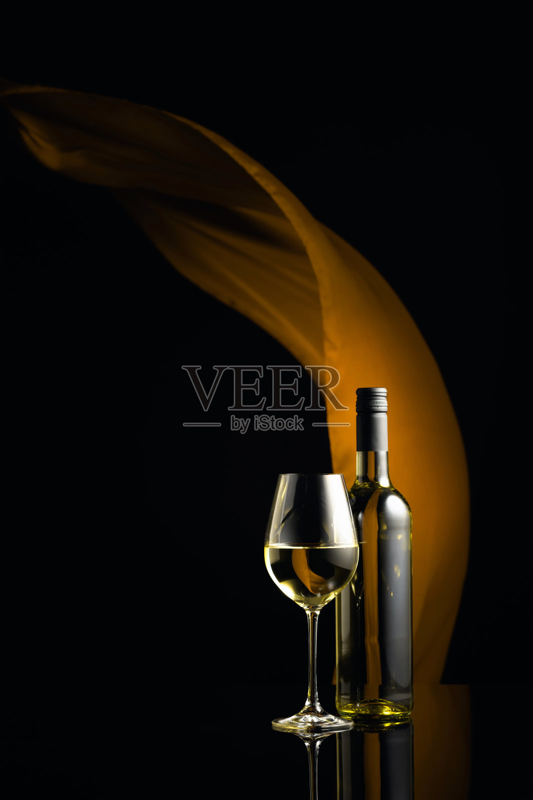 Ð水杯和一杯白葡萄酒在黑色反光的背景。照片摄影图片