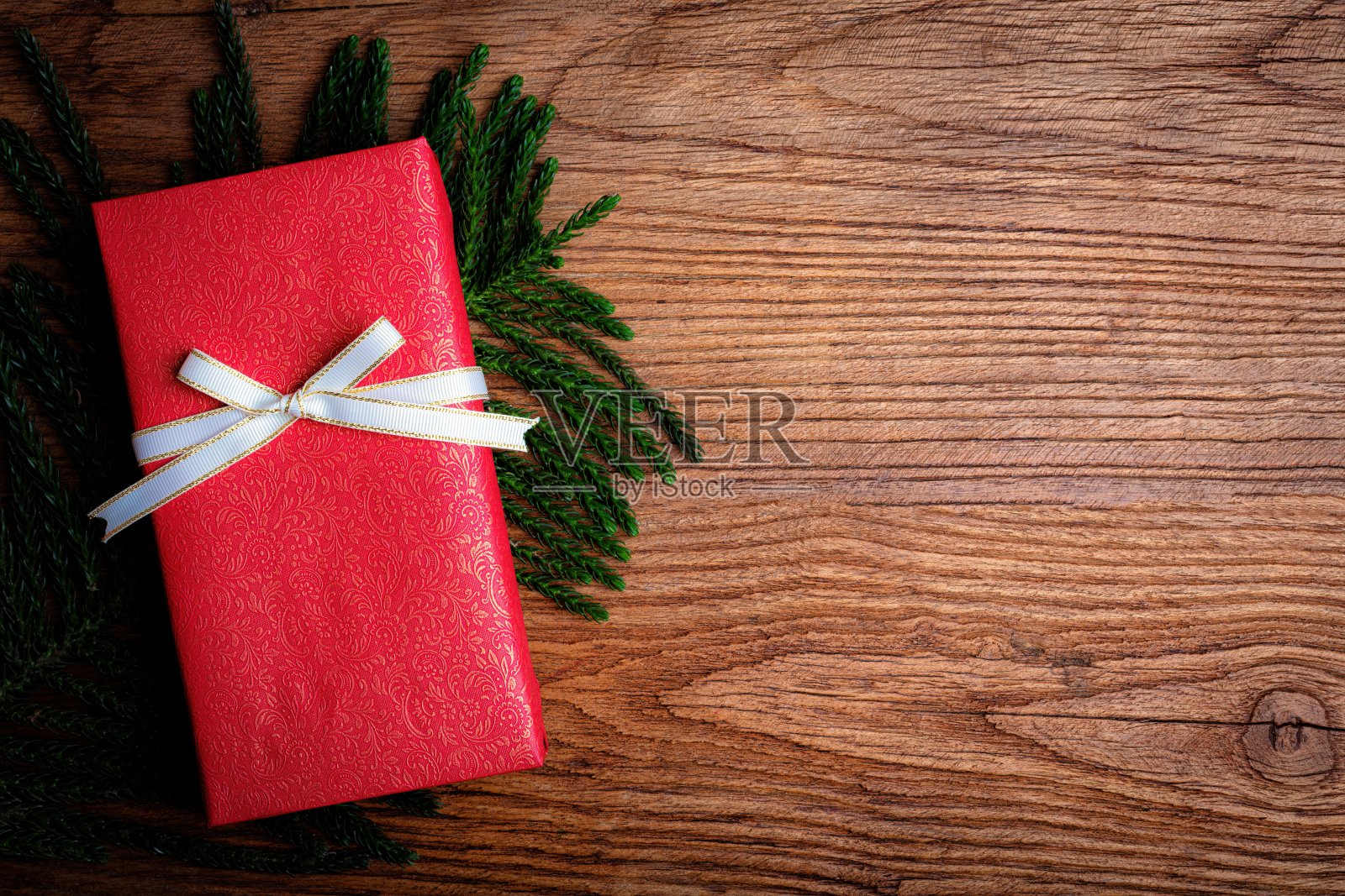 木制背景的圣诞礼盒。圣诞节,冬天,新年的概念。平铺,俯视图,拷贝空间。照片摄影图片