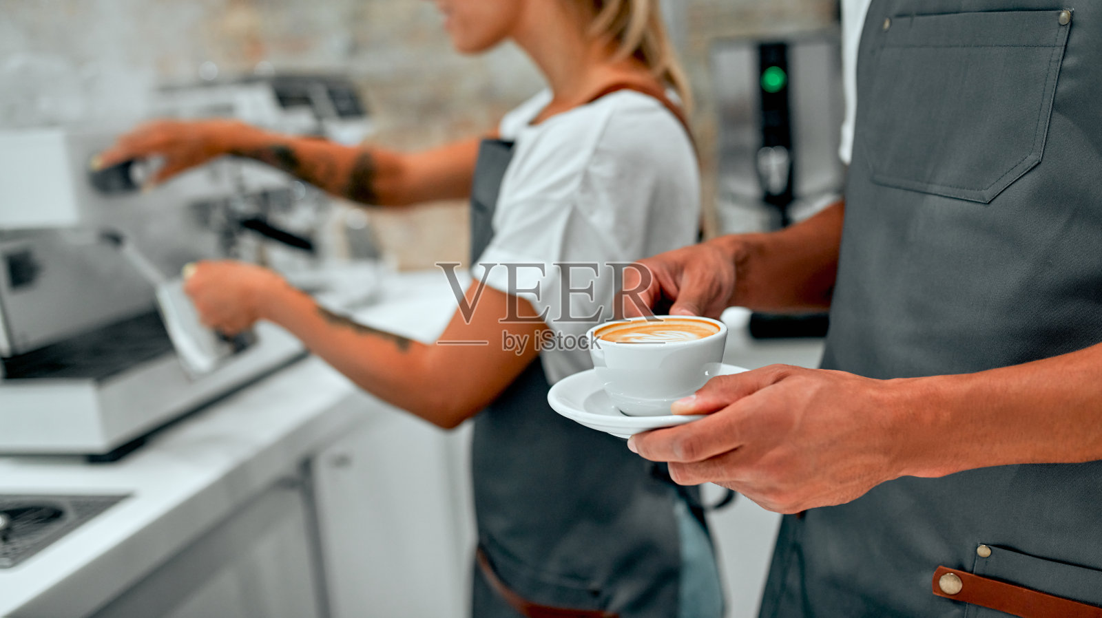 咖啡吧的咖啡师。照片摄影图片