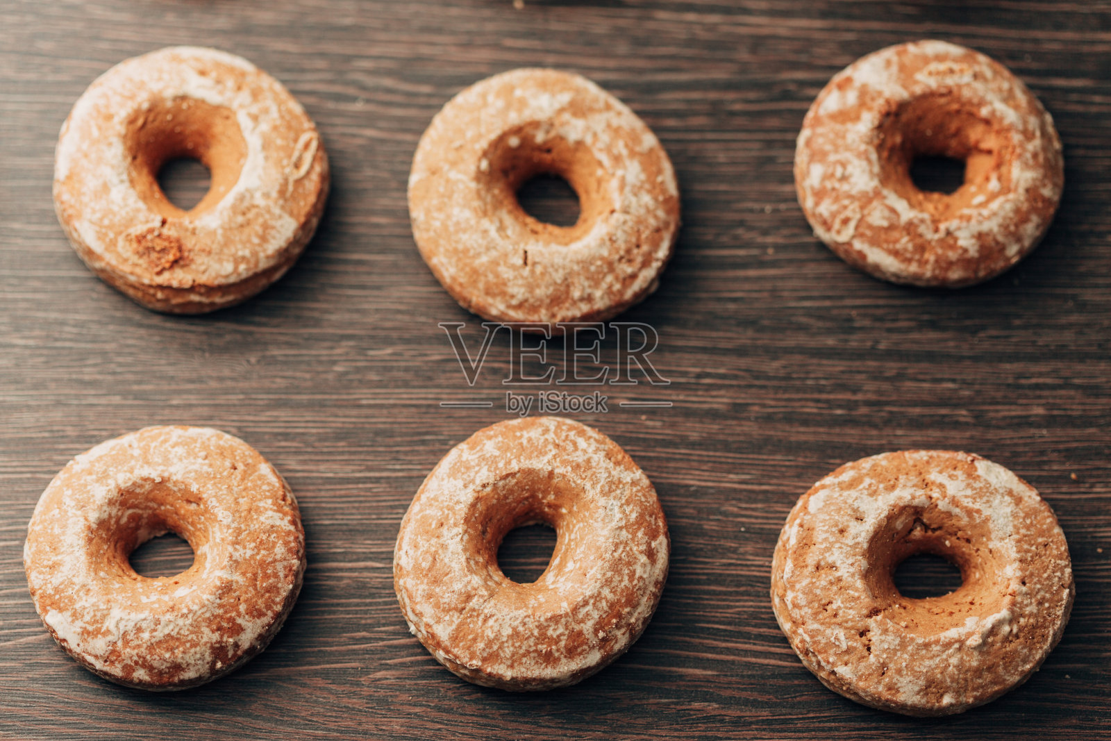 美丽的百吉饼和姜饼躺在棕色的背景照片摄影图片