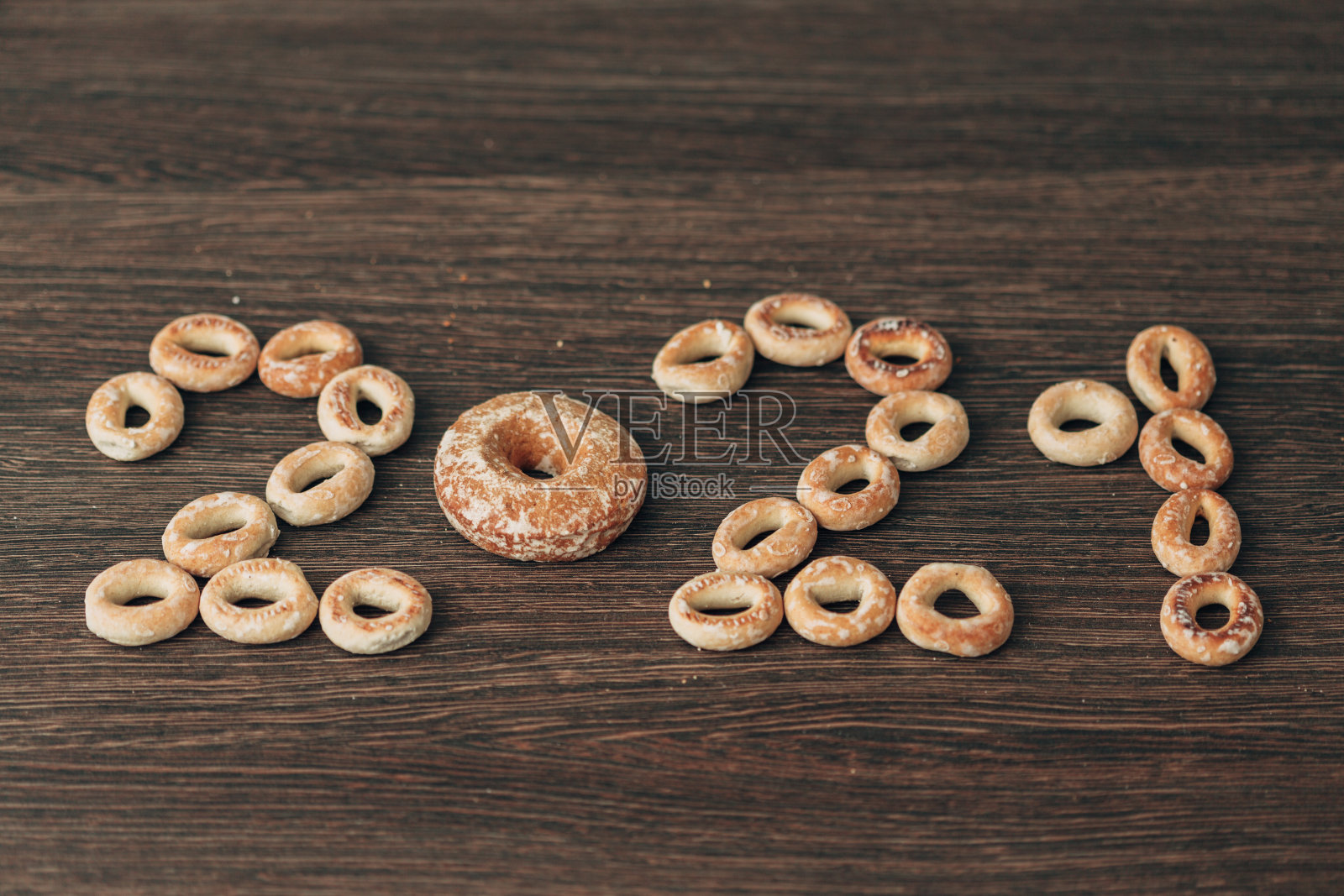 从许多百吉饼和姜饼折叠2021在棕色的背景照片摄影图片