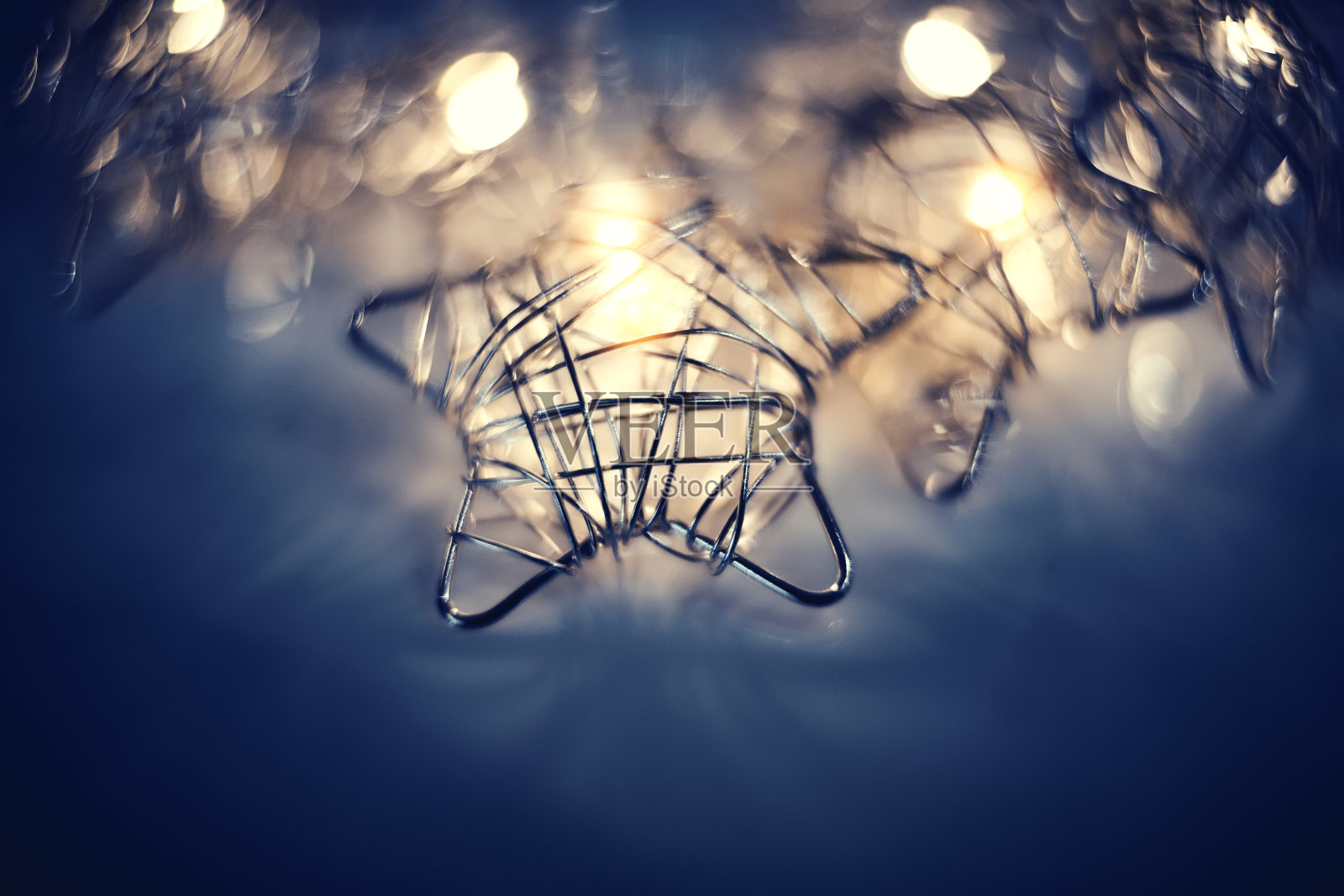 由LED灯泡制成的星星形状的圣诞发光花环。照片摄影图片