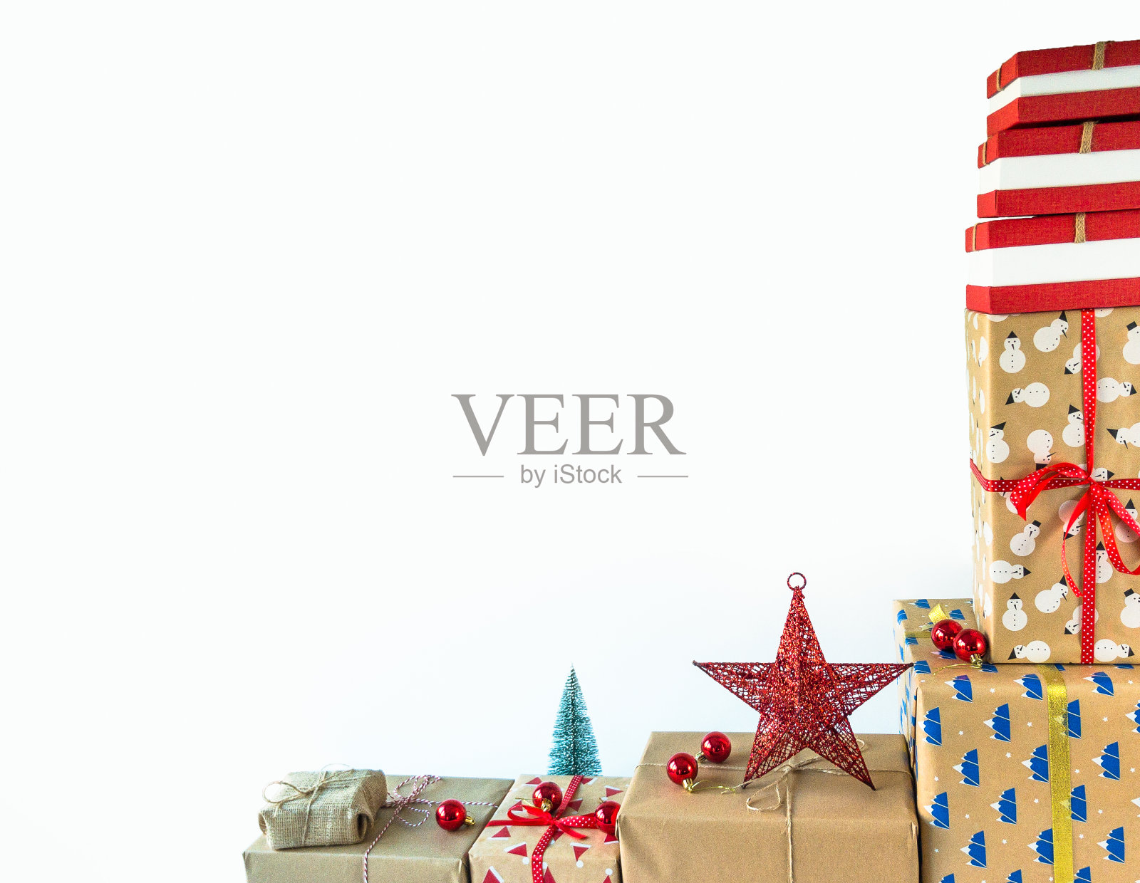 圣诞礼物盒与圣诞装饰品在一个白色孤立的表面照片摄影图片