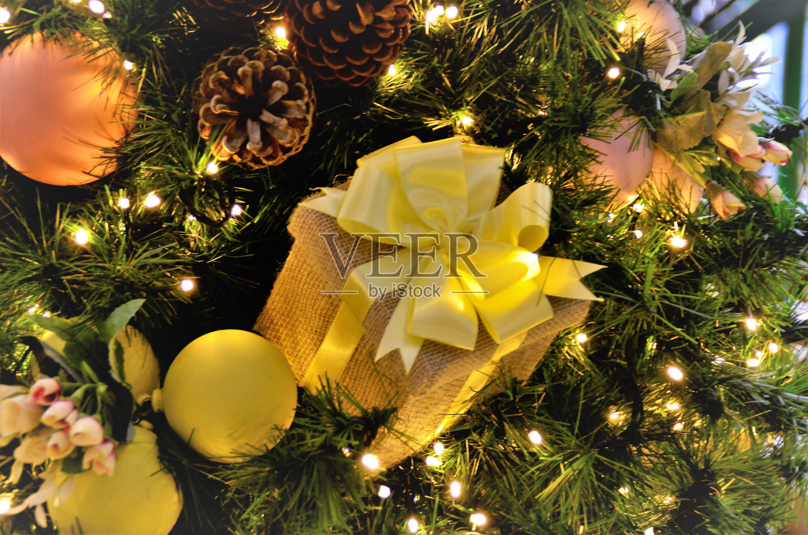 圣诞树上有黄色花边的礼物照片摄影图片