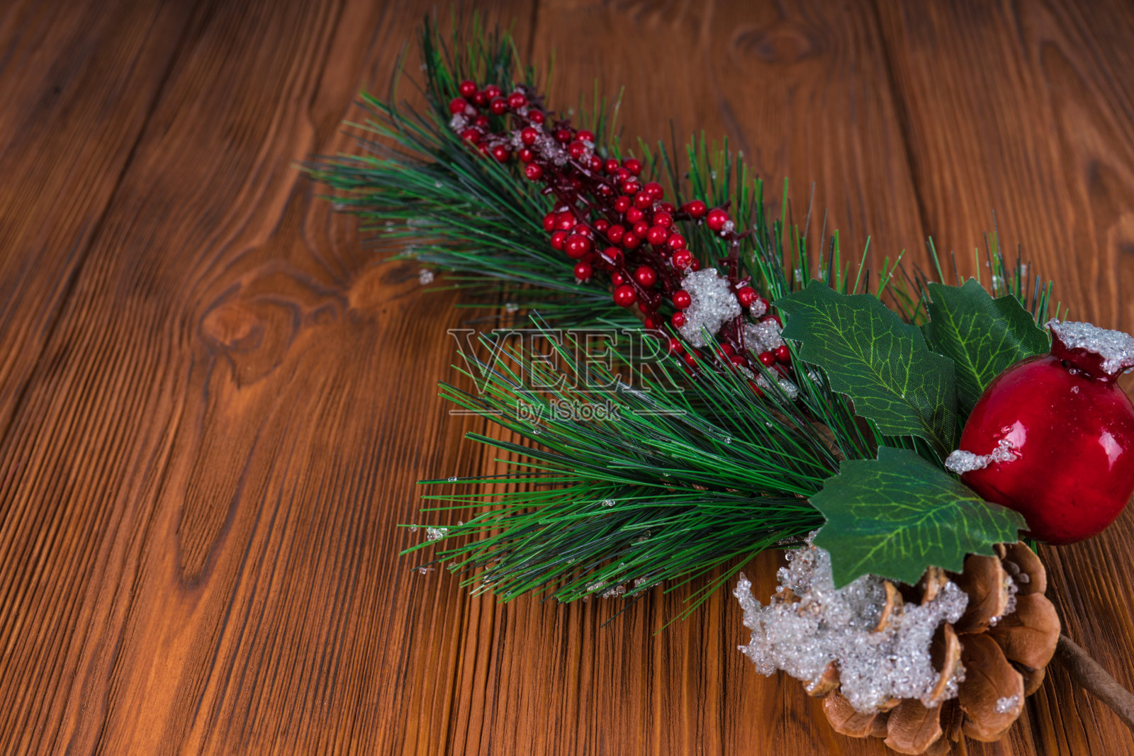 圣诞装饰花束在木背景上的雪。照片摄影图片
