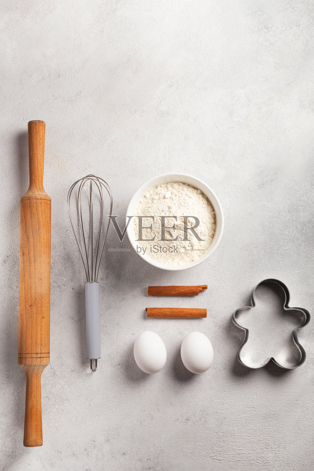 在厨房里做圣诞饼干照片摄影图片