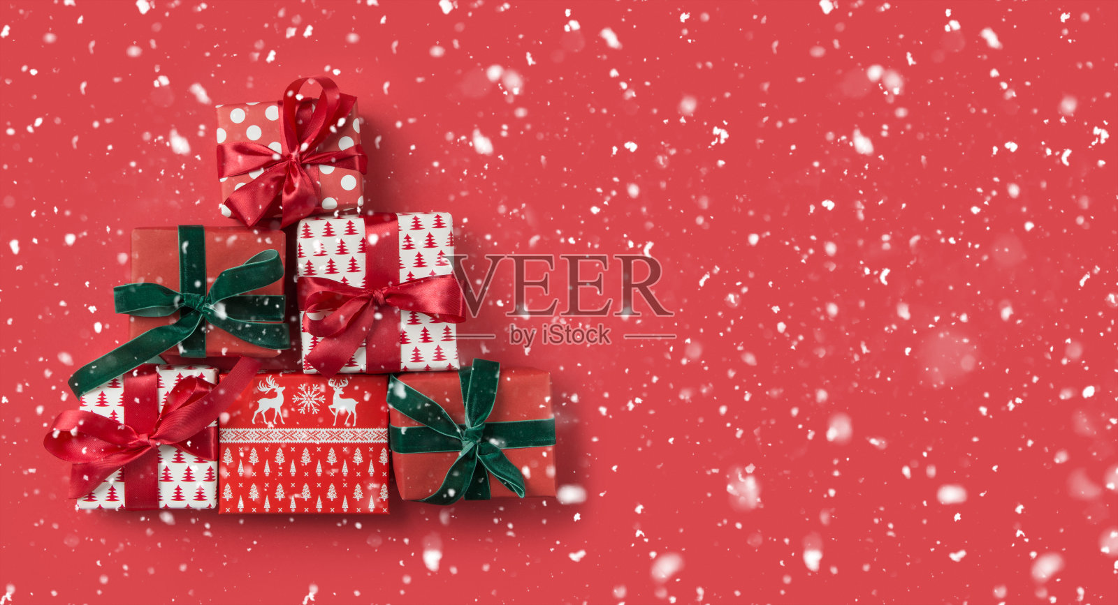 喜庆的红色礼物不如圣诞树上的红色。照片摄影图片