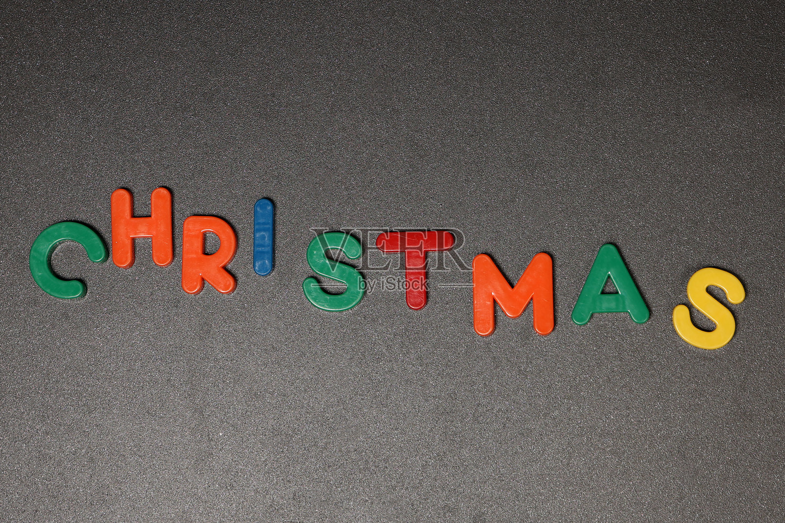 圣诞节-圣诞静物与彩色塑料字母照片摄影图片
