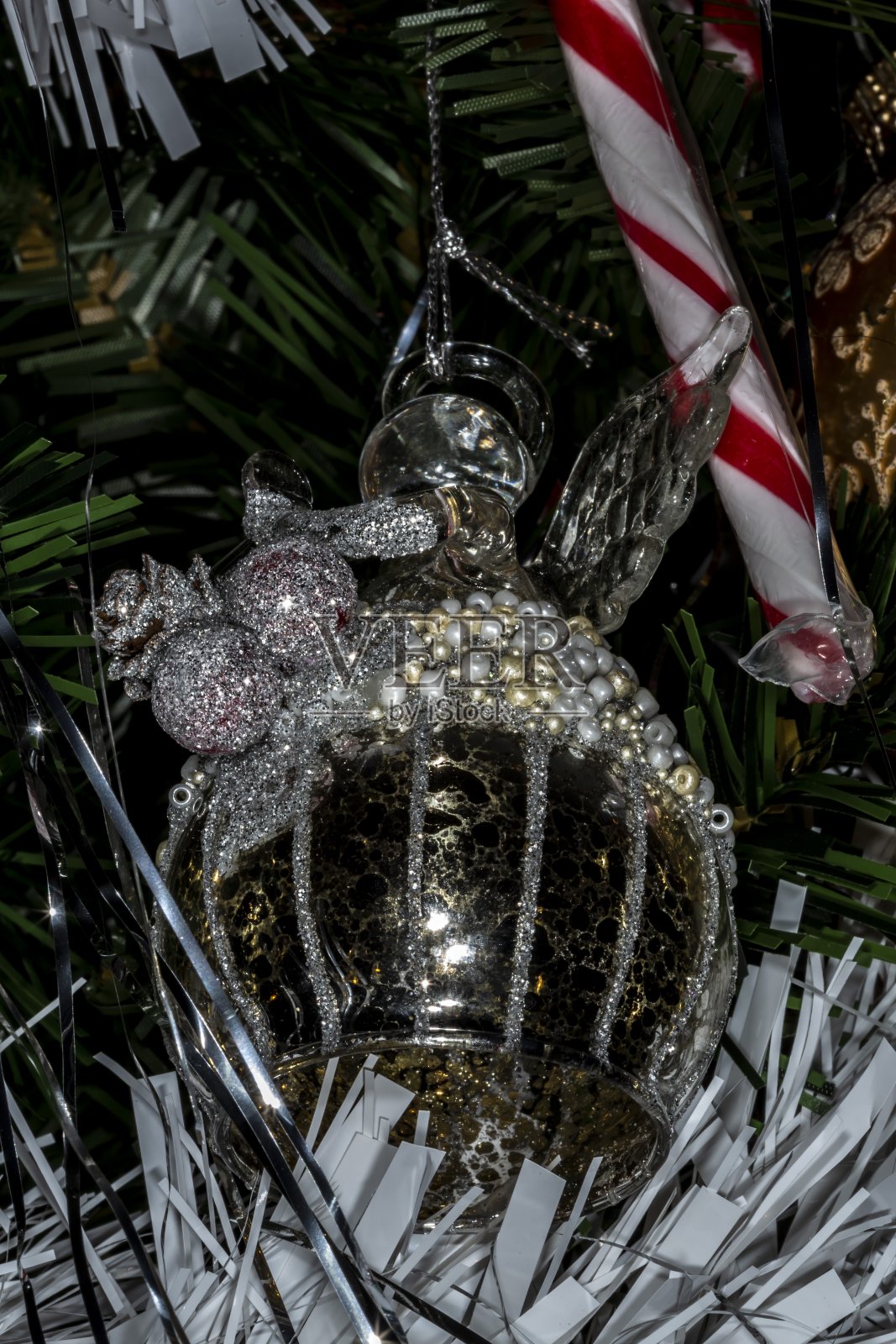 色彩鲜艳的圣诞装饰品。照片摄影图片