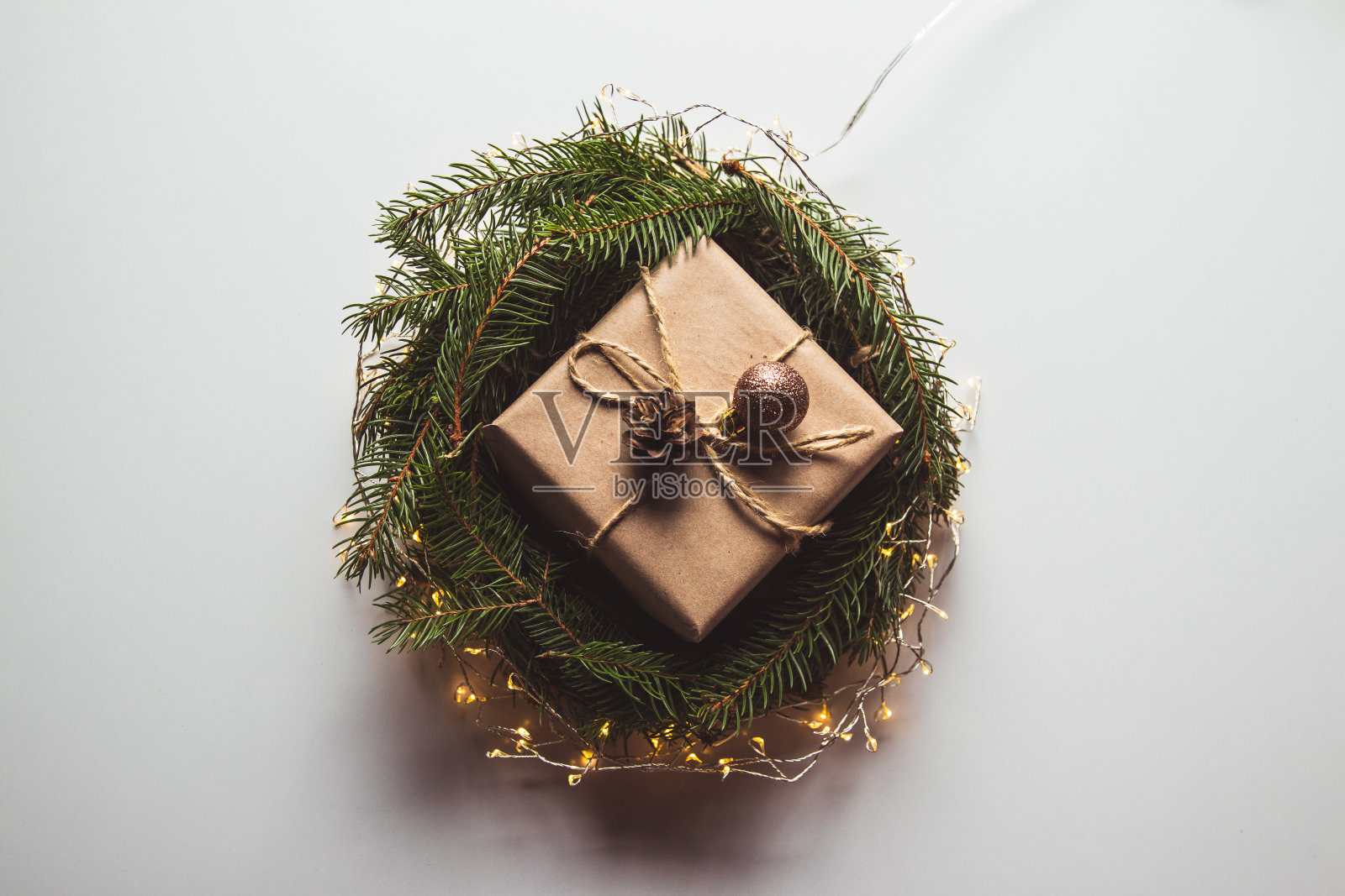 用牛皮纸制作的圣诞树花环作为礼物。圣诞心情,新年心情照片摄影图片