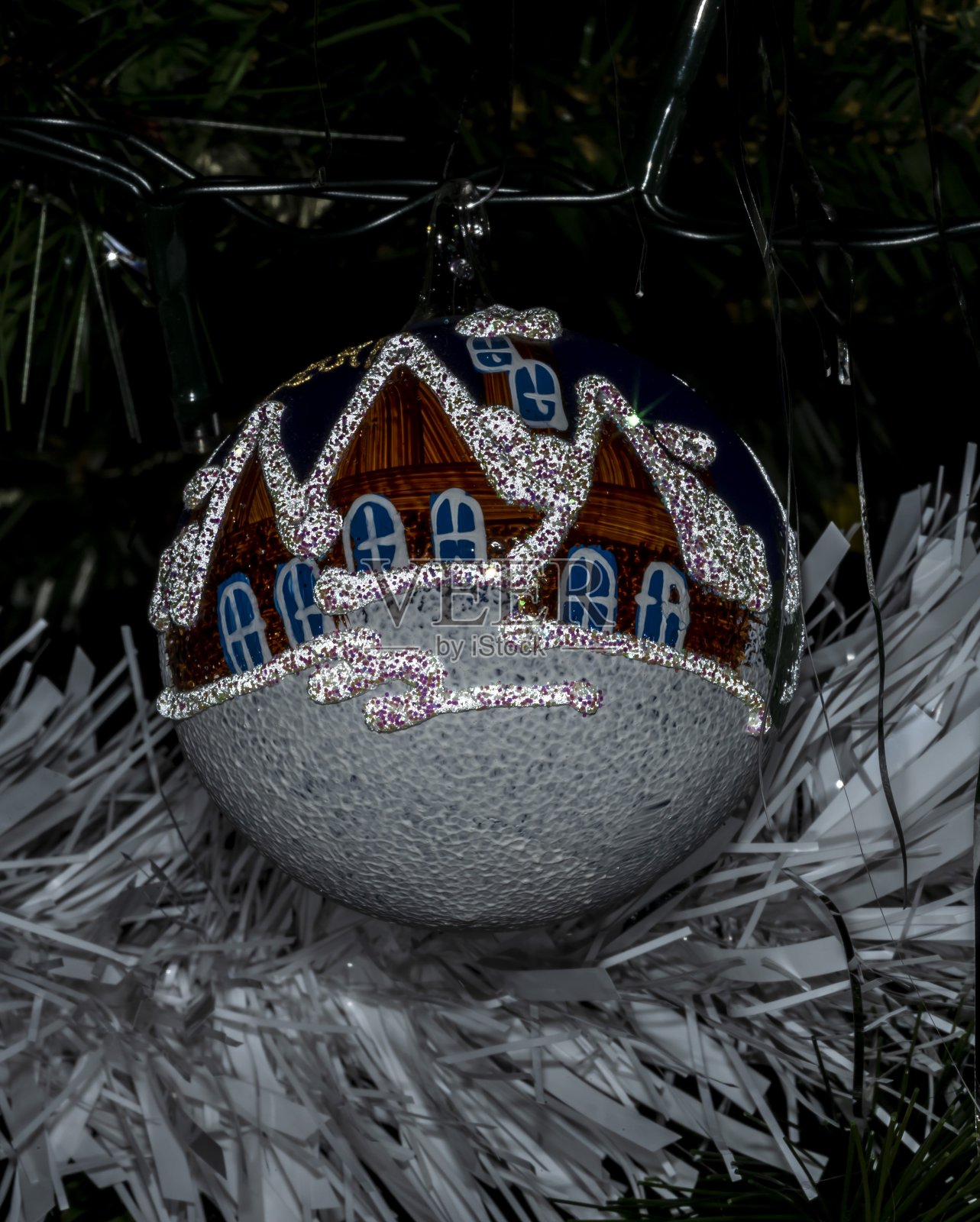 色彩鲜艳的圣诞装饰品。照片摄影图片