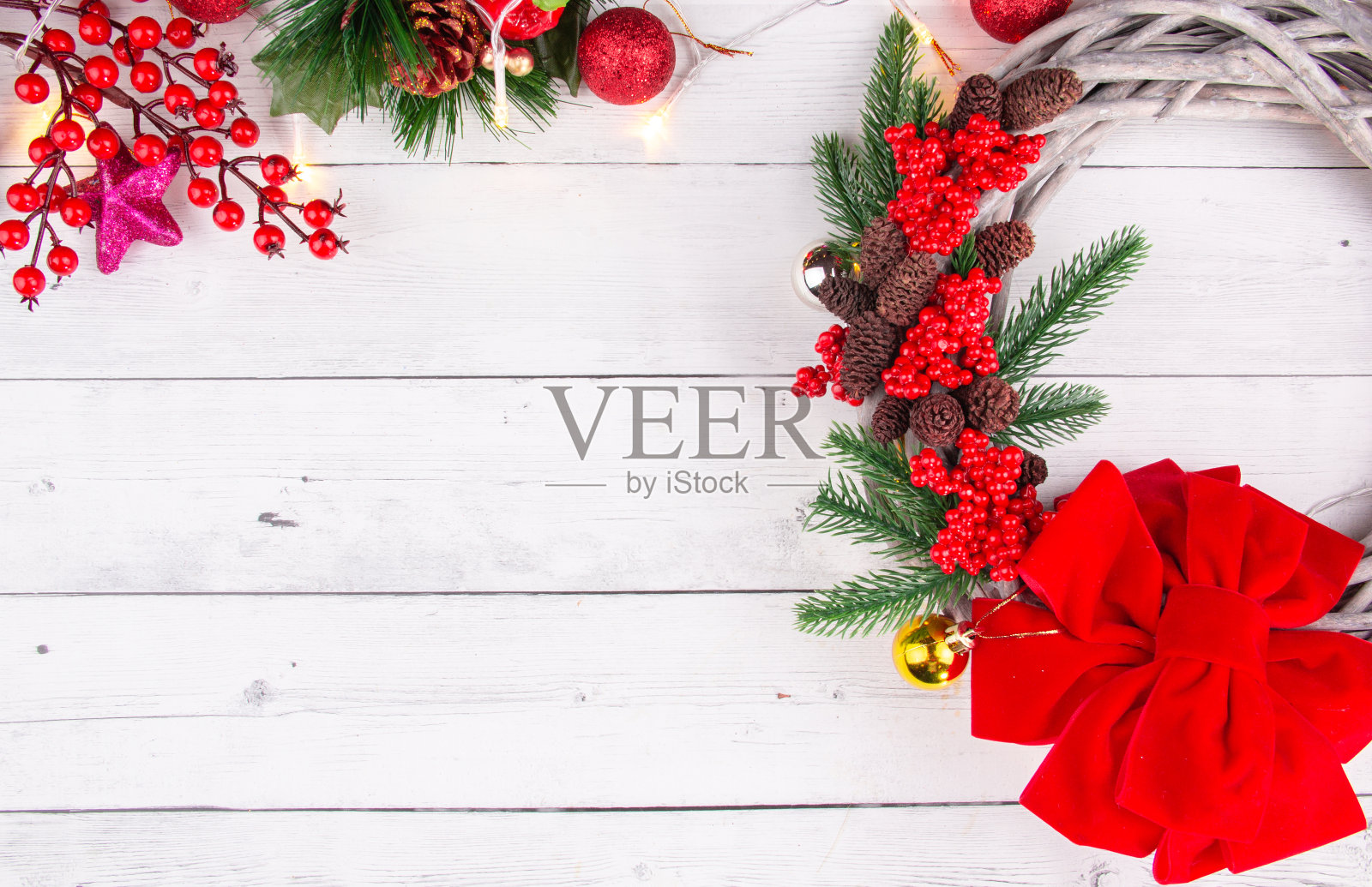 圣诞快乐。圣诞卡片装饰在白色的木头背景照片摄影图片