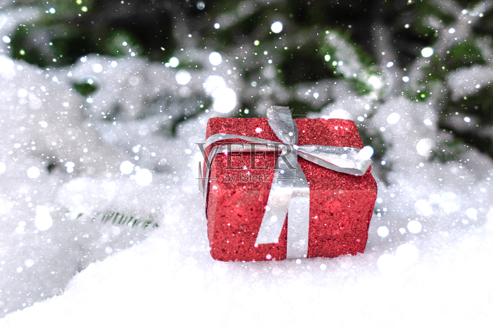 圣诞红色装饰球在一个被雪覆盖的云杉树枝。恭贺新禧,贺卡伴自然雪。副本的空间。照片摄影图片