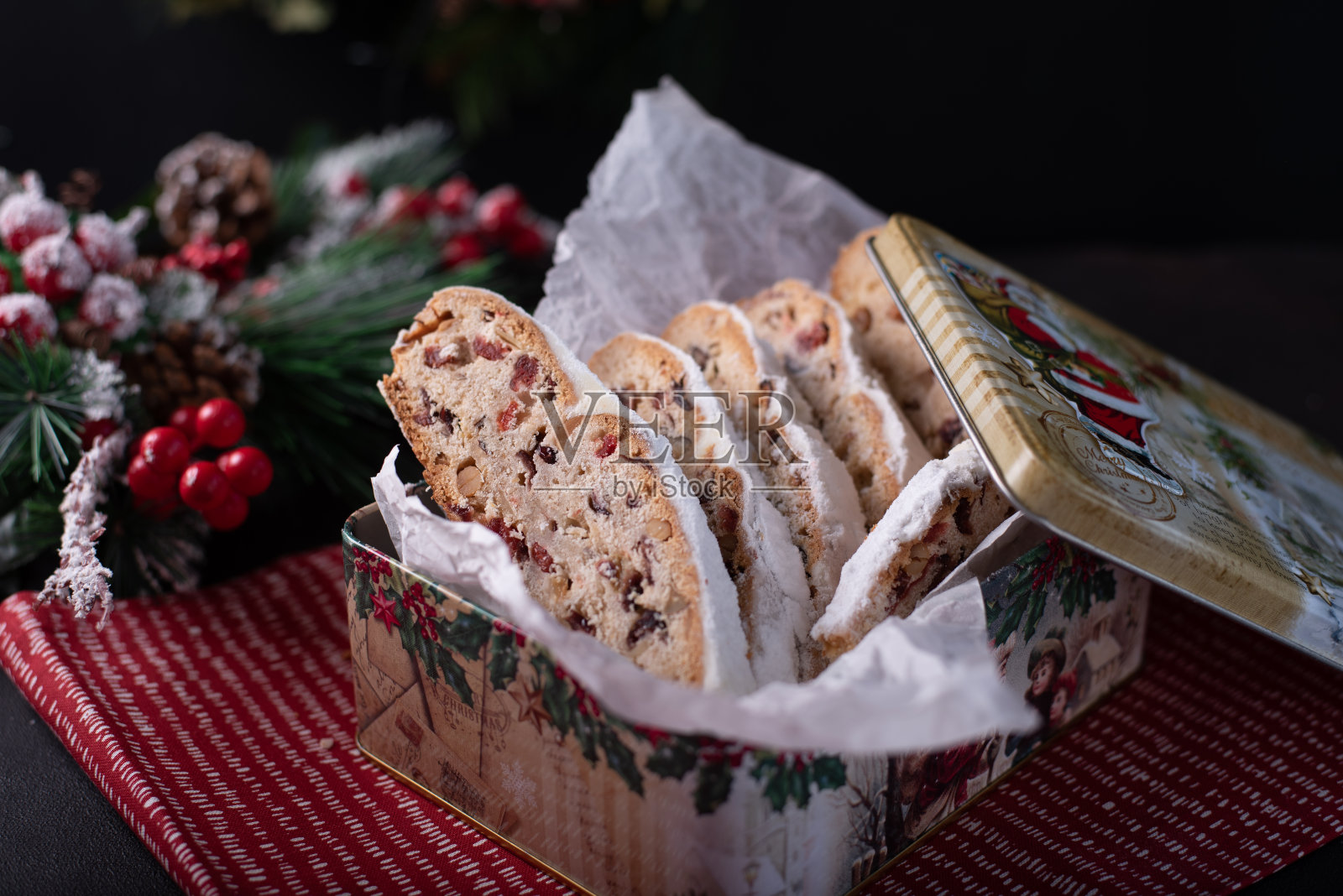 在盒子里被偷的圣诞节。圣诞糕点装在礼品盒里。照片摄影图片