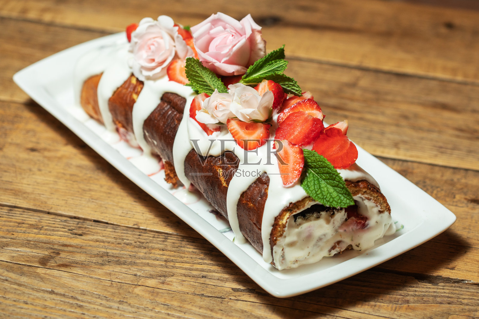 瑞士水果卷蛋糕照片摄影图片