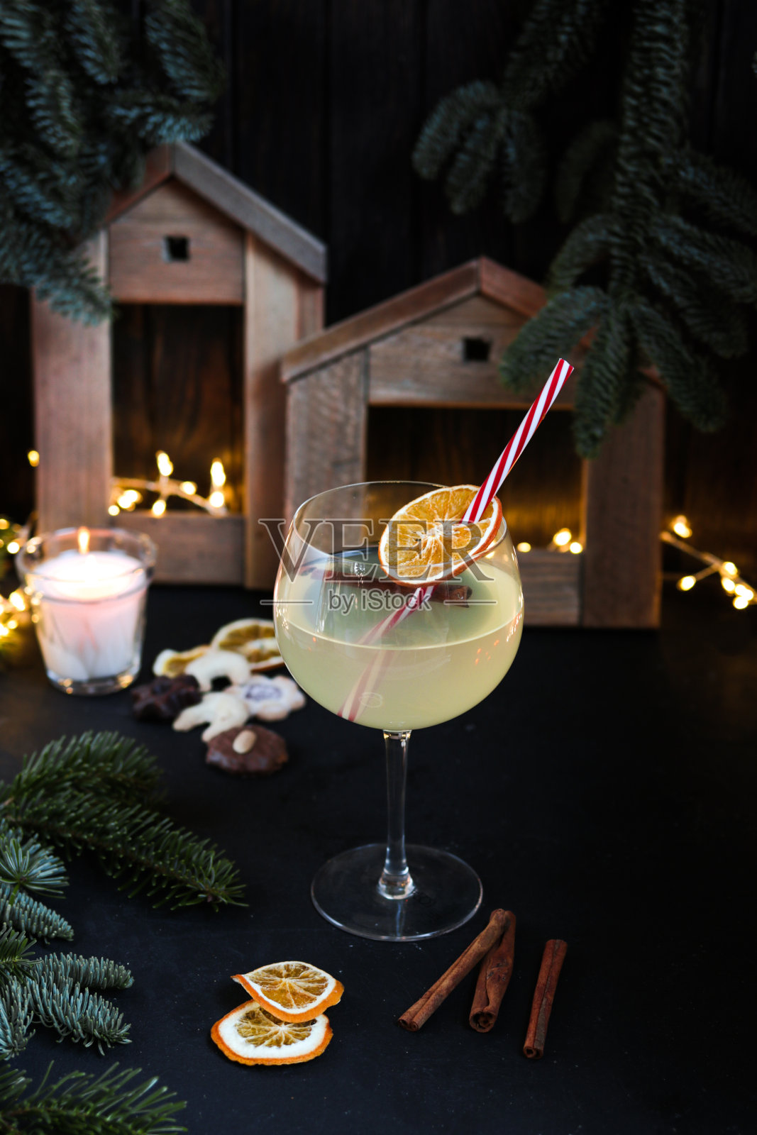 红色圣诞鸡尾酒热杜松子酒在圣诞市场的雪景照片摄影图片