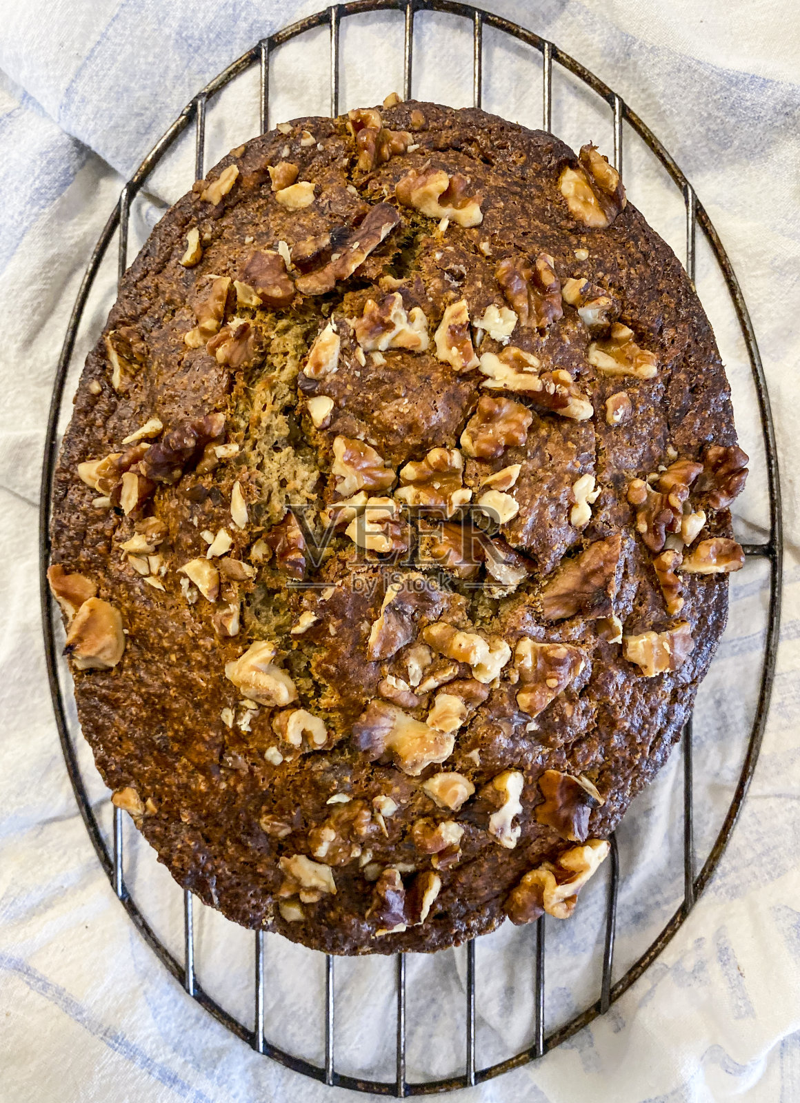 自制香蕉面包在桌上冷却照片摄影图片