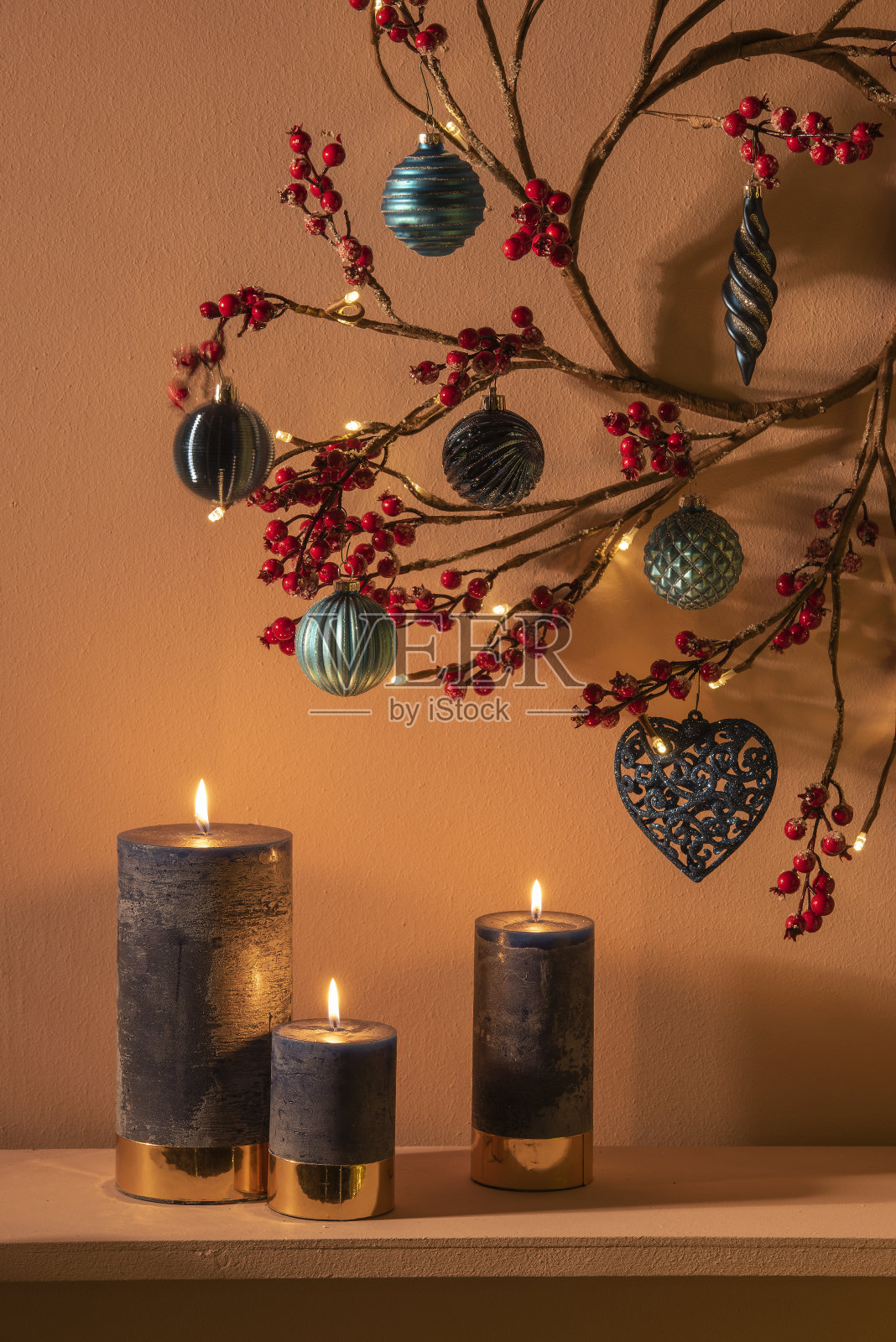 用彩灯装饰圣诞节期间用彩灯装饰照片摄影图片