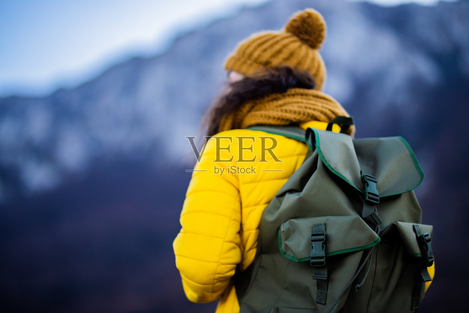 爱冒险的妇女在冬天去远足照片摄影图片