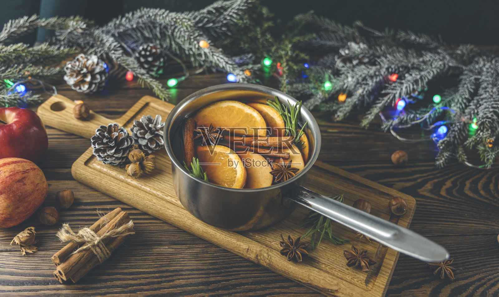加入香料和柑橘类水果的圣诞热红酒照片摄影图片