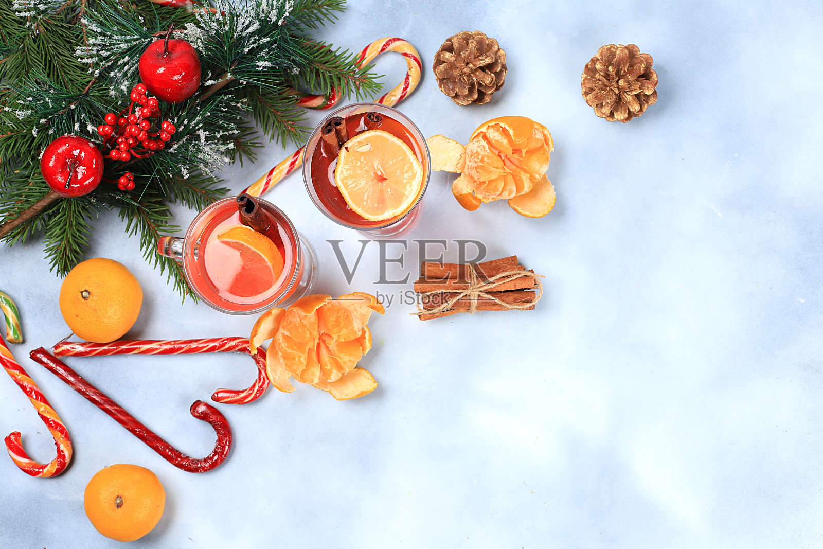 由橘子、橘子和肉桂混合香料制成的含酒精或不含酒精的鸡尾酒。照片摄影图片