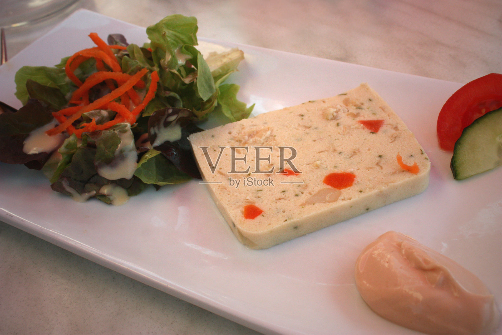 加蕃茄酱,蛋黄酱和调味的蔬菜沙拉照片摄影图片