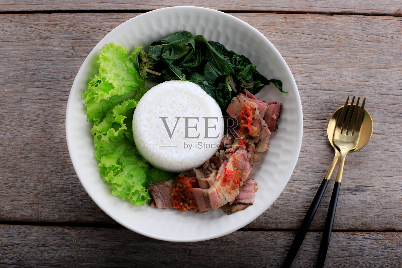 Se'i Sapi或牛肉Sei是印度尼西亚传统的烟熏牛肉,与煮木薯叶和三巴尔芦特或三巴尔马塔。来自印尼努沙登加拉的典型食物照片摄影图片