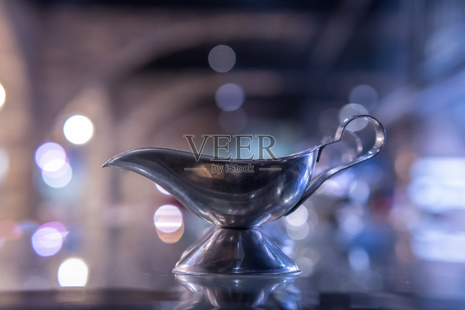 餐馆里的酱船照片摄影图片