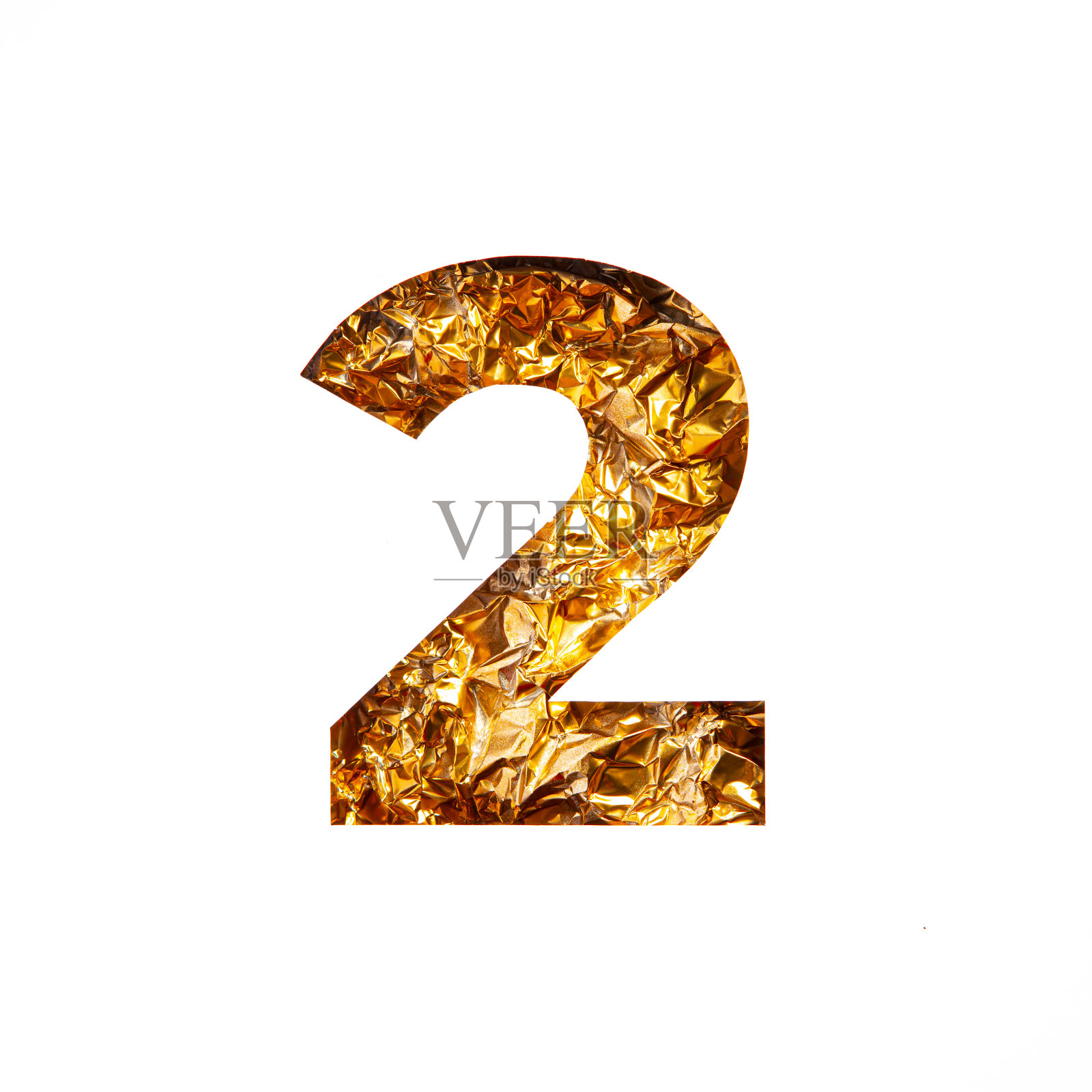 黄金数字2的皱褶箔和纸切割形状的第二数字孤立在白色。金叶字体照片摄影图片