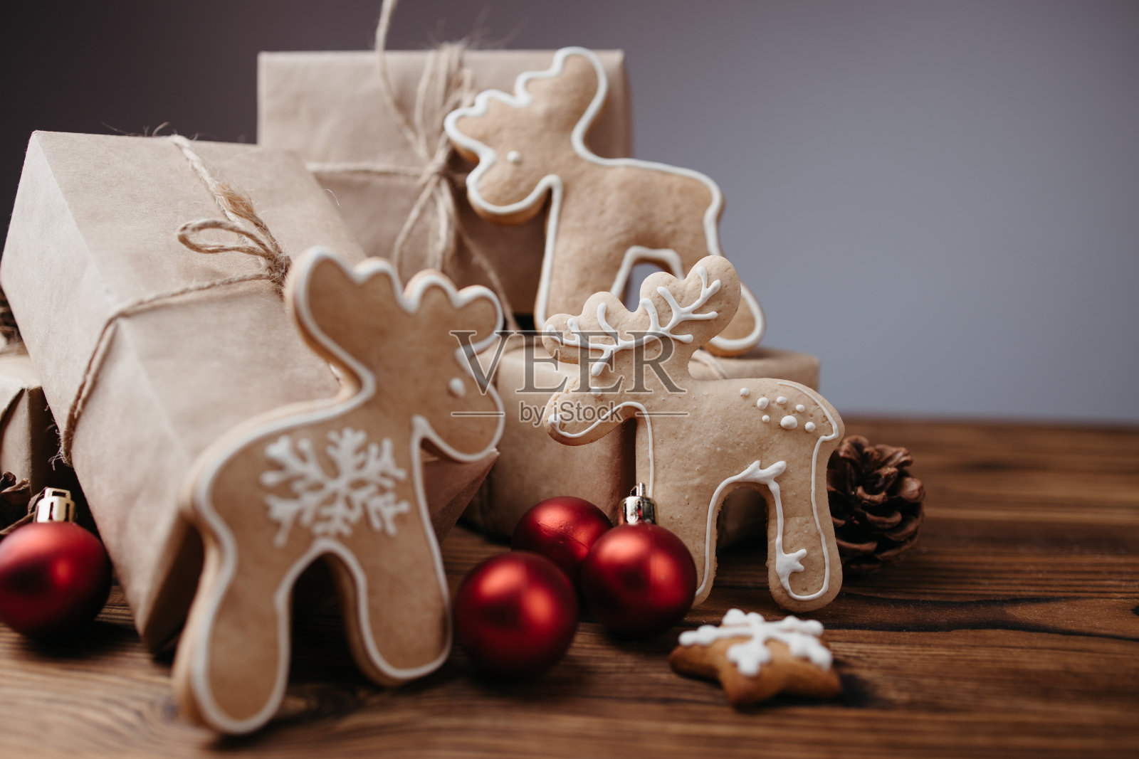 礼品盒和姜饼鹿组成照片摄影图片