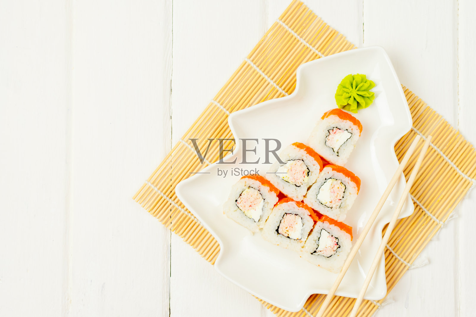 有趣的寿司可食用圣诞树,白色背景的日本餐厅创意。新年食物背景俯视图照片摄影图片