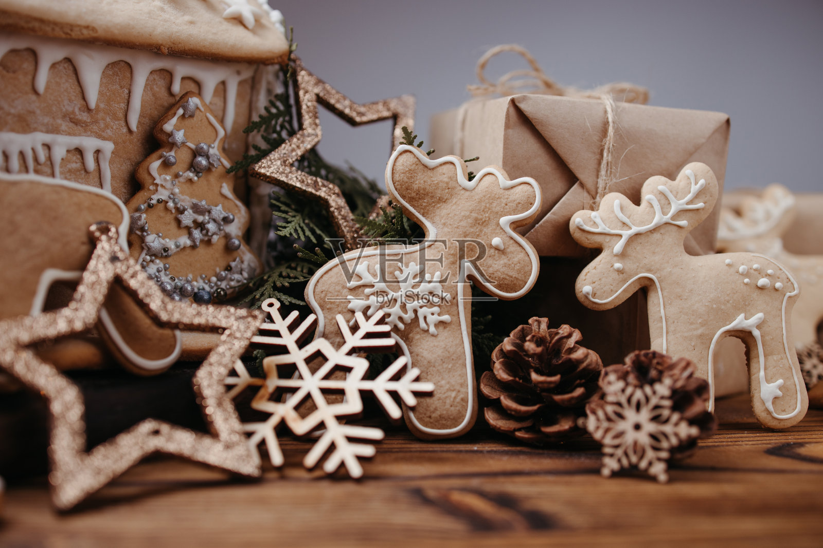 圣诞姜饼屋和鹿组成照片摄影图片