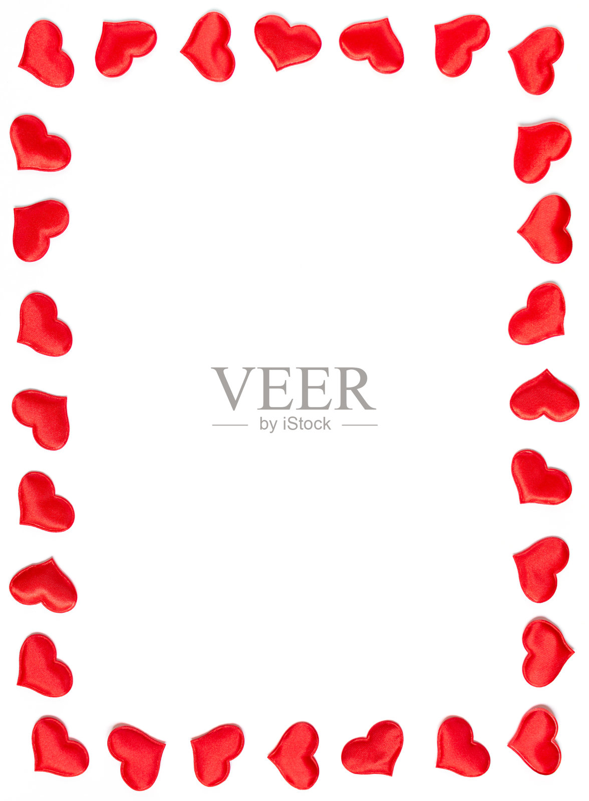 由白色背景上孤立的红心构成的垂直框架,这是情人节的概念照片摄影图片